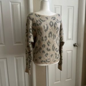 💚5/$25💚AF Beige Muted Leopard Print Sweater Size: Small